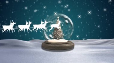 Kar küresi üzerinde gece vakti Noel Baba 'nın ren geyiğiyle yaptığı animasyon. Noel, gelenek ve kutlama konsepti dijital olarak oluşturuldu.