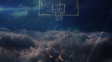 Beden eğitiminde karışık ırk erkek basketbol oyuncusu üzerinden bağlantı ağlarının animasyonu. global spor, bağlantılar ve veri işleme kavramı dijital olarak oluşturulmuş video.