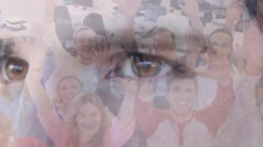 Gülümseyen iş arkadaşlarının üzerinde insan yüzü ve veri işleme animasyonu. küresel ağ, takım çalışması ve bağlantılar konsepti dijital olarak oluşturulmuş video.