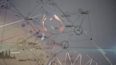 Karışık ırk erkek basketbol oyuncusu üzerinden veri işleme ve bağlantı ağlarının animasyonu. global spor, bağlantılar ve veri işleme kavramı dijital olarak oluşturulmuş video.