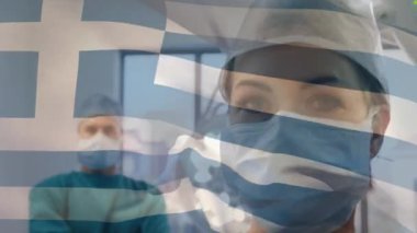 Ameliyathanede cerrahların üzerinde sallanan Yunan bayrağının animasyonu. küresel tıp, covid 19 pandemik konsept sırasında sağlık hizmetleri dijital olarak üretilen video.