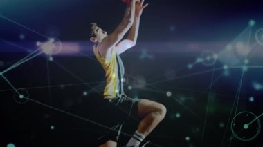 Beden eğitiminde karışık ırk erkek basketbol oyuncusu üzerinden bağlantı ağlarının animasyonu. global spor, bağlantılar ve veri işleme kavramı dijital olarak oluşturulmuş video.