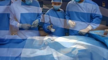 Ameliyathanede cerrahların üzerinde sallanan Yunan bayrağının animasyonu. küresel tıp, covid 19 pandemik konsept sırasında sağlık hizmetleri dijital olarak üretilen video.