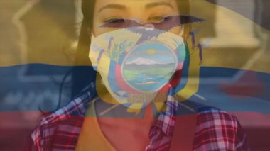 Ekvador bayrağının covid 19 salgını sırasında yüz maskesi takan bir kadın üzerinde dalgalanması. küresel covid 19 salgın konsepti dijital olarak oluşturulmuş video.