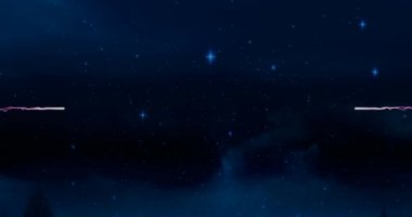 Kış mevsiminde parlayan mavi yıldızlara karşı evin üzerinde patlayan mor ışık izi. Noel şenliği ve kutlama konsepti