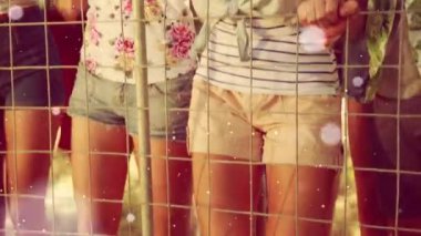 Müzik konseri sırasında dans eden ve tezahürat yapan insanların üzerinde beyaz noktaların canlandırılması. olay, kutlama, eğlence, yaz ve müzik konsepti dijital olarak oluşturulmuş video.