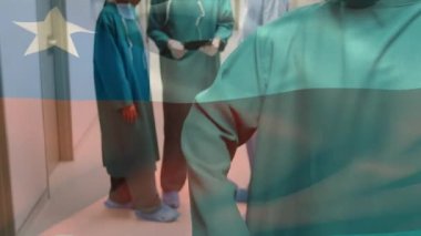 Ameliyathanede cerrahların üzerinde sallanan Şili bayrağının animasyonu. küresel tıp, covid 19 pandemik konsept sırasında sağlık hizmetleri dijital olarak üretilen video.
