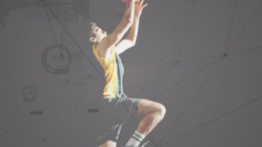 Veri işleme animasyonu, spor salonundaki karışık ırk erkek basketbol oyuncusu üzerinden bağlantılar. global spor, bağlantılar ve veri işleme kavramı dijital olarak oluşturulmuş video.