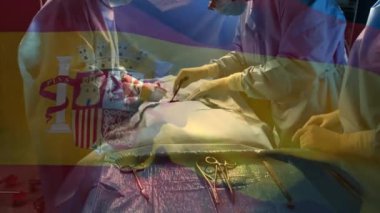 Ameliyathanede cerrahların üzerinde sallanan İspanya bayrağının animasyonu. küresel tıp, covid 19 pandemik konsept sırasında sağlık hizmetleri dijital olarak üretilen video.