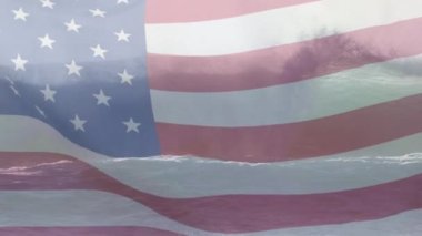 Denizde dalgalara karşı bayrak sallamanın dijital bileşimi. Ulusal turizm ve seyahat kavramı