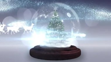 Gri arka planda kar küresi üzerinde ren geyiği olan Noel Baba 'nın kızakta canlandırması. Noel, gelenek ve kutlama konsepti dijital olarak oluşturuldu.