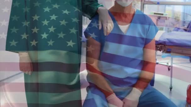 戴着口罩的美国国旗在外科医生面前飘扬 全球联盟19大流行病和保健服务概念数字制作视频 — 图库视频影像