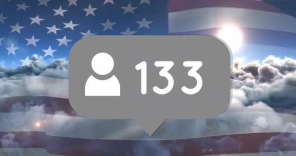 用数字在乌云和美国国旗上勾画出语言泡沫的动画 全球社交媒体和通信概念数码视频 — 图库视频影像