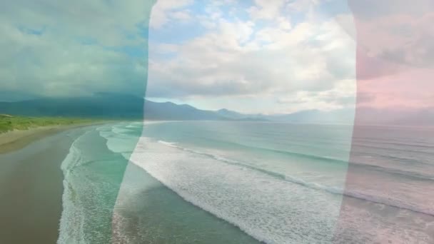 Cyfrowa Kompozycja Flagi Włoch Machająca Przed Powietrznym Widokiem Fal Morzu — Wideo stockowe
