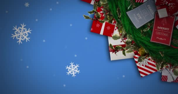 Flocos Neve Caindo Sobre Decoração Grinalda Natal Presentes Contra Fundo — Vídeo de Stock