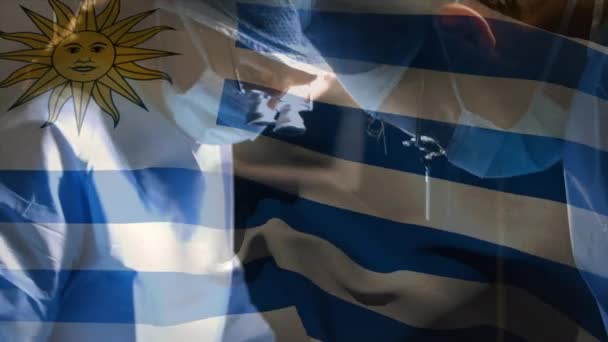 Animación Bandera Uruguay Sobre Cirujanos Quirófano Medicina Global Servicios Salud — Vídeo de stock