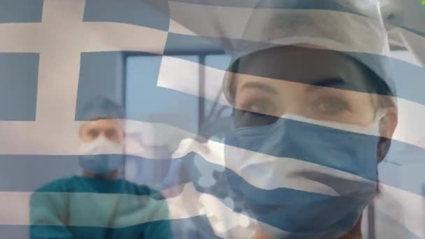 Animação Bandeira Grécia Acenando Sobre Cirurgiões Sala Operações Medicina Global — Vídeo de Stock