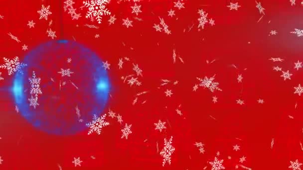 Płatki Śniegu Spadające Niebieskie Bombki Świąteczne Wiszące Dekoracje Czerwonym Tle — Wideo stockowe