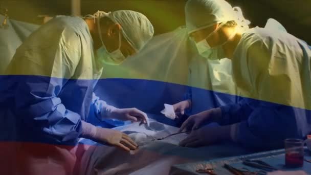 Ameliyathanede Cerrahların Üzerinde Sallanan Kolombiya Bayrağı Animasyonu Küresel Tıp Covid — Stok video
