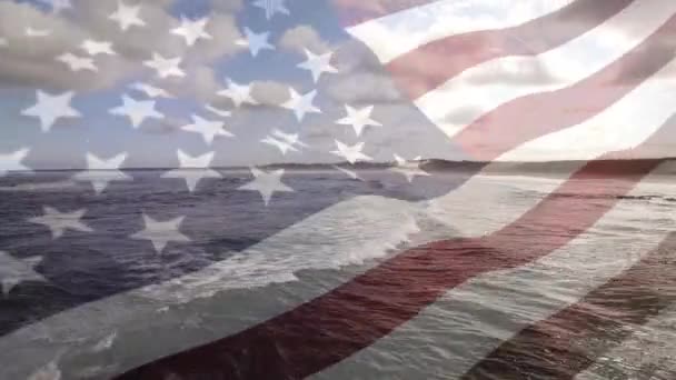 Цифровой Состав Размахивания Флагом Против Воздушного Вида Волн Море Национальная — стоковое видео