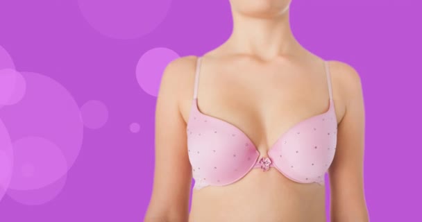 乳がん啓発テキストのアニメーションとピンクの下着で白人女性とピンクリボン 乳がん認知キャンペーンのコンセプトデジタル生成ビデオ — ストック動画
