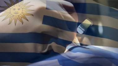 Ameliyathanede cerrahların üzerinde sallanan uruguay bayrağının animasyonu. küresel tıp, covid 19 pandemik konsept sırasında sağlık hizmetleri dijital olarak üretilen video.