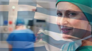 Ameliyathanede cerrahların üzerinde sallanan Yunan bayrağının animasyonu. küresel tıp, covid 19 pandemik konsept sırasında sağlık hizmetleri dijital olarak üretilen video.
