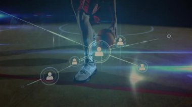 Beden eğitiminde karışık ırk erkek basketbol oyuncusu üzerinden bağlantı ağlarının animasyonu. global spor, bağlantılar ve veri işleme kavramı dijital olarak oluşturulmuş video.