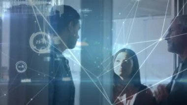 Ofisteki iş adamları üzerinden bağlantı ağının animasyonu. küresel bağlantılar, iş dünyası, dijital arayüz, teknoloji ve ağ konsepti dijital olarak oluşturulmuş video.