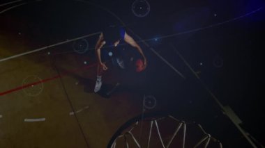 Beden eğitiminde karışık ırk erkek basketbol oyuncusu üzerinden bağlantı ağlarının animasyonu. global spor, bağlantılar ve veri işleme kavramı dijital olarak oluşturulmuş video.