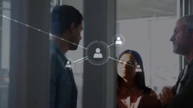 Ofisteki iş adamları üzerinden bağlantı ağının animasyonu. küresel bağlantılar, iş dünyası, dijital arayüz, teknoloji ve ağ konsepti dijital olarak oluşturulmuş video.