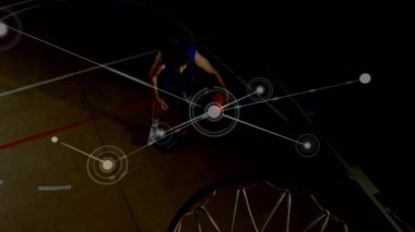 Beden eğitiminde karışık ırk erkek basketbol oyuncusu üzerinden bağlantı ağlarının animasyonu. global spor, bağlantılar ve veri işleme kavramı dijital olarak oluşturulmuş video.