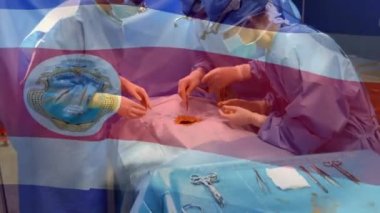 Kosta Rika bayrağının ameliyathanede cerrahların üzerinde dalgalanması. küresel tıp, covid 19 pandemik konsept sırasında sağlık hizmetleri dijital olarak üretilen video.