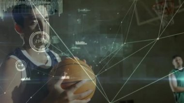 Spor salonundaki çeşitli basketbol oyuncuları üzerinden veri işleme ve bağlantı ağlarının animasyonu. global spor, bağlantılar ve veri işleme kavramı dijital olarak oluşturulmuş video.