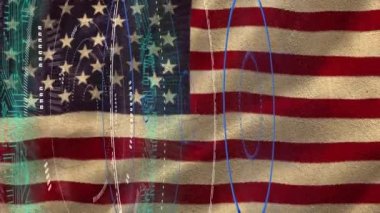 Yuvarlak tarayıcıların dijital animasyonu Amerikan bayrağını sallayan 4 Temmuz yazıları karşısında. Amerikan bağımsızlığı ve kutlama konsepti