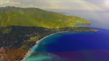 Deniz manzarasına karşı Kolombiya bayrağı sallamanın dijital bileşimi. Ulusal turizm ve seyahat kavramı