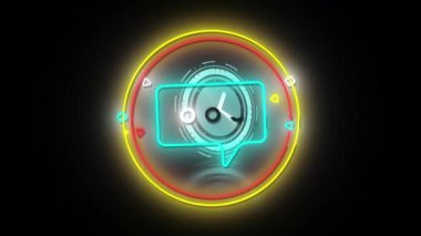 Sarı ve kırmızı halkalarda mavi neon konuşma balonunun animasyonu. Veri saati siyaha yükleniyor. communication, social media ve dijital arayüz konsepti dijital olarak oluşturulmuş video.