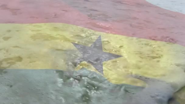 Composizione Digitale Della Bandiera Ghana Sventola Contro Onde Sulla Spiaggia — Video Stock