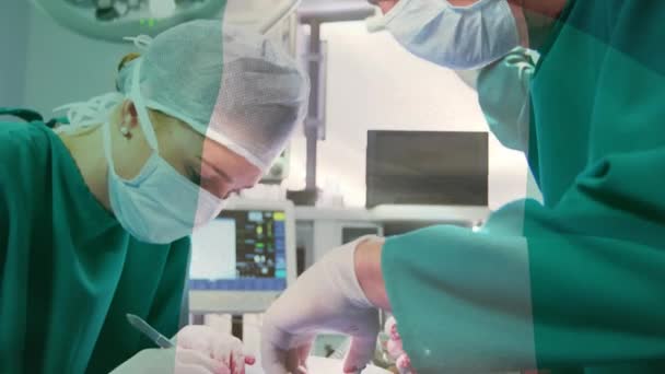 手术室里 意大利国旗在外科医生面前飘扬的动画 全球医学 围产期保健服务 数码制作的19种流行病概念视频 — 图库视频影像