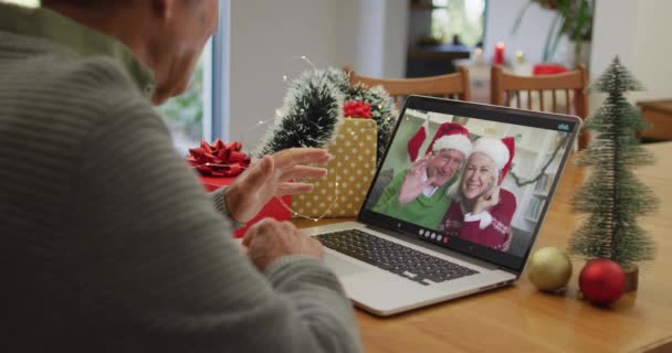 Blanke Senior Man Met Een Videocall Laptop Thuis Tijdens Kerst — Stockvideo
