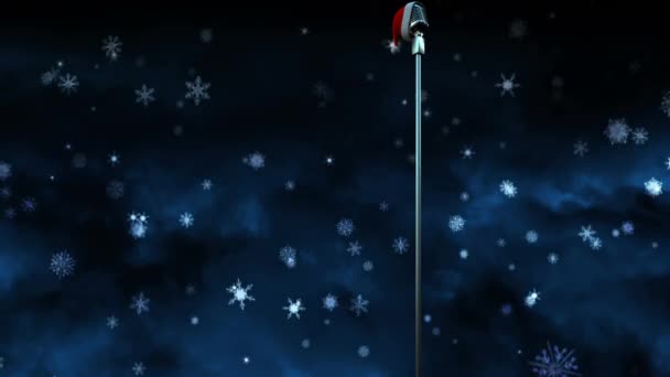 Animação Neve Caindo Sobre Microfone Com Chapéu Natal Fundo Escuro — Vídeo de Stock