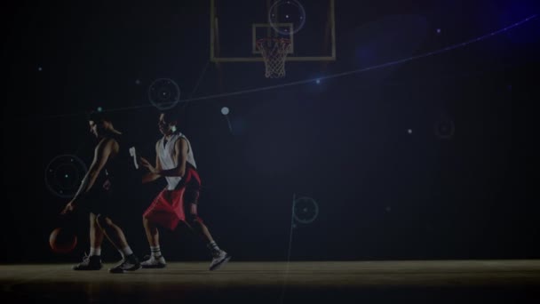 在体育馆里通过不同篮球运动员之间的联系网络进行动画制作 全球体育 连接和数据处理概念数字制作的视频 — 图库视频影像