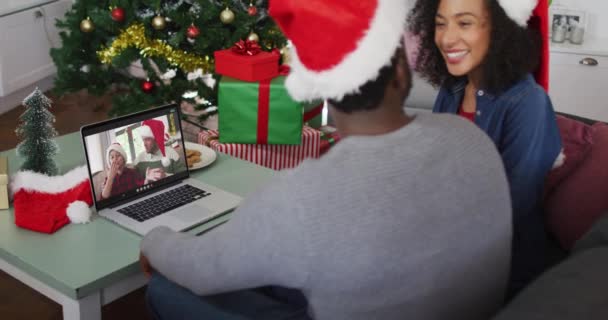 Casal Afro Americano Vestindo Chapéus Papai Noel Tendo Uma Videocall — Vídeo de Stock