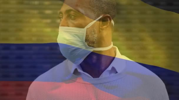 在第19场流感大流行期间 科隆巴的旗帜在戴着面具的男子身上飘扬 全球联盟19大流行病概念数码视频 — 图库视频影像
