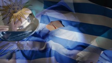 Ameliyathanede cerrahların üzerinde sallanan uruguay bayrağının animasyonu. küresel tıp, covid 19 pandemik konsept sırasında sağlık hizmetleri dijital olarak üretilen video.