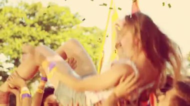 Arkadaşların üzerine düşen konfeti animasyonu havaya bir kadın fırlatıyor. doğum günü, etkinlik, kutlama, dijital olarak oluşturulmuş eğlence konsepti.