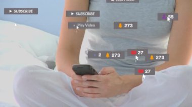 Akıllı telefon kullanan kadınların üzerine düşen sosyal medya simgelerinin animasyonu. Sosyal medya ve iletişim konsepti dijital olarak oluşturulmuş video.