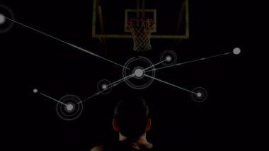 Spor salonundaki beyaz erkek basketbolcu üzerinden bağlantı ağlarının animasyonu. global spor, bağlantılar ve veri işleme kavramı dijital olarak oluşturulmuş video.