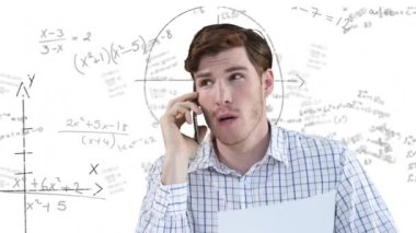 Kafkas iş adamının matematik denklemleri üzerinde akıllı telefon kullanmasının animasyonu. eğitim ve bilim konsepti dijital olarak oluşturulmuş video.