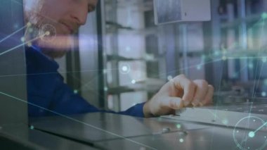 Bilgisayar donanımını tamir eden beyaz adam üzerindeki bağlantı ağının animasyonu. küresel ağlar, bağlantılar, bilgisayarlar, veri işleme ve dijital arayüz kavramı dijital olarak oluşturuldu.